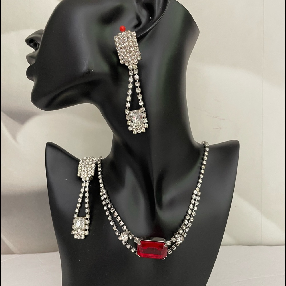 Set necklace and ear clips